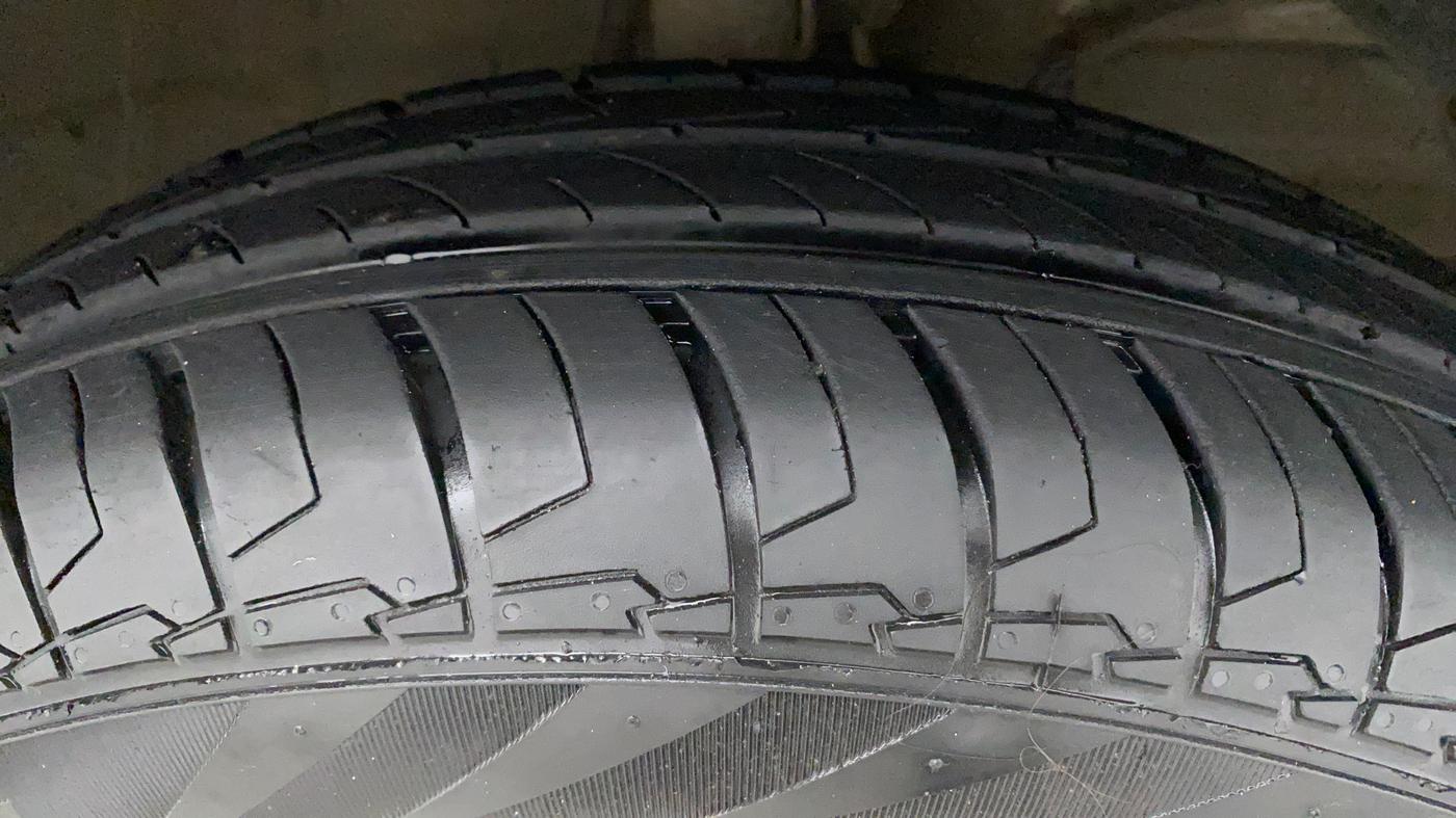 2022 Maruti Dzire VXI AMT, Petrol, Automatic, 7,524 km, Right Front Tyre Tread