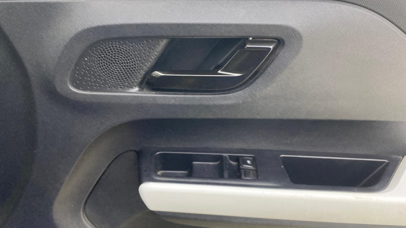 2022 Tata PUNCH PURE MT, Petrol, Manual, 32,453 km, Driver Side Door Panels Control
