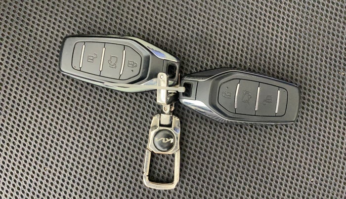 2016 Mahindra XUV500 W10, Diesel, Manual, 1,05,526 km, Key Close Up