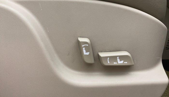 2016 Mahindra XUV500 W10, Diesel, Manual, 1,05,526 km, Driver Side Adjustment Panel