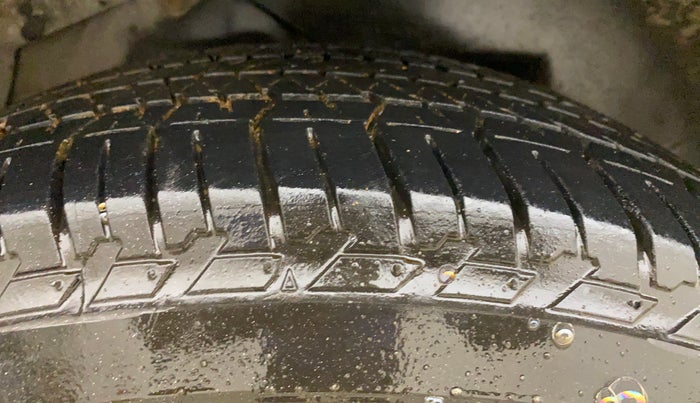 2016 Mahindra XUV500 W10, Diesel, Manual, 1,05,526 km, Right Rear Tyre Tread