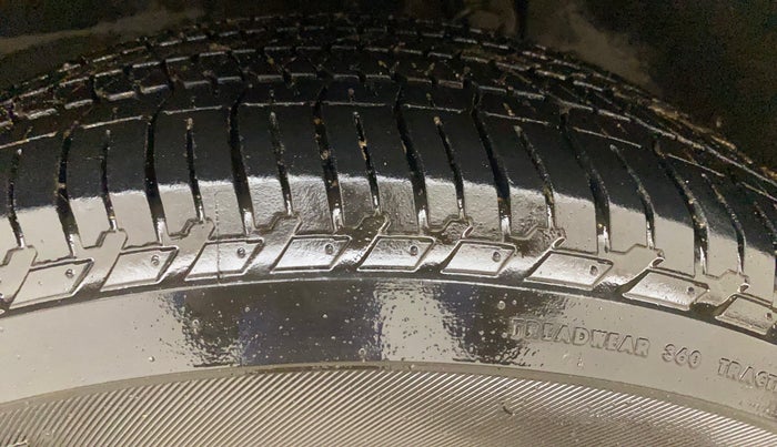 2016 Mahindra XUV500 W10, Diesel, Manual, 1,05,526 km, Left Front Tyre Tread