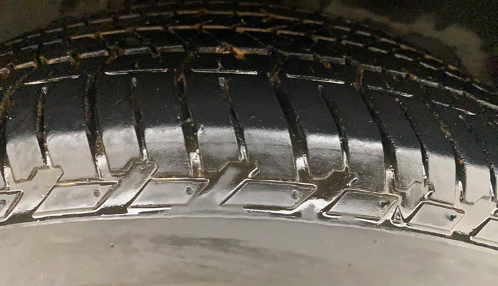 2016 Mahindra XUV500 W10, Diesel, Manual, 1,05,526 km, Right Front Tyre Tread