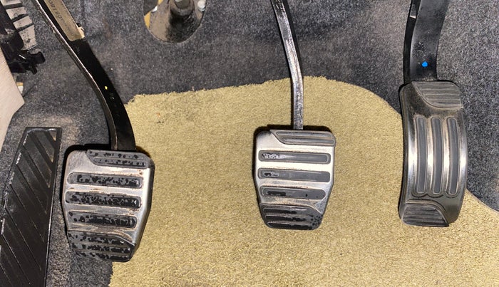 2016 Mahindra XUV500 W10, Diesel, Manual, 1,05,526 km, Pedals