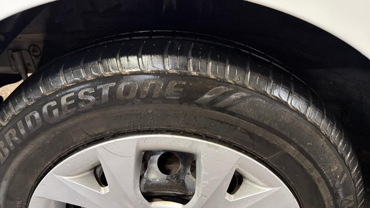 2016 Hyundai Grand i10 MAGNA 1.2 KAPPA VTVT, CNG, Manual, 1,27,403 km, Right Rear Tyre Tread