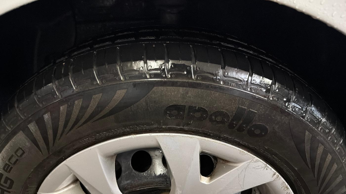 2016 Hyundai Grand i10 MAGNA 1.2 KAPPA VTVT, CNG, Manual, 1,27,403 km, Left Front Tyre Tread