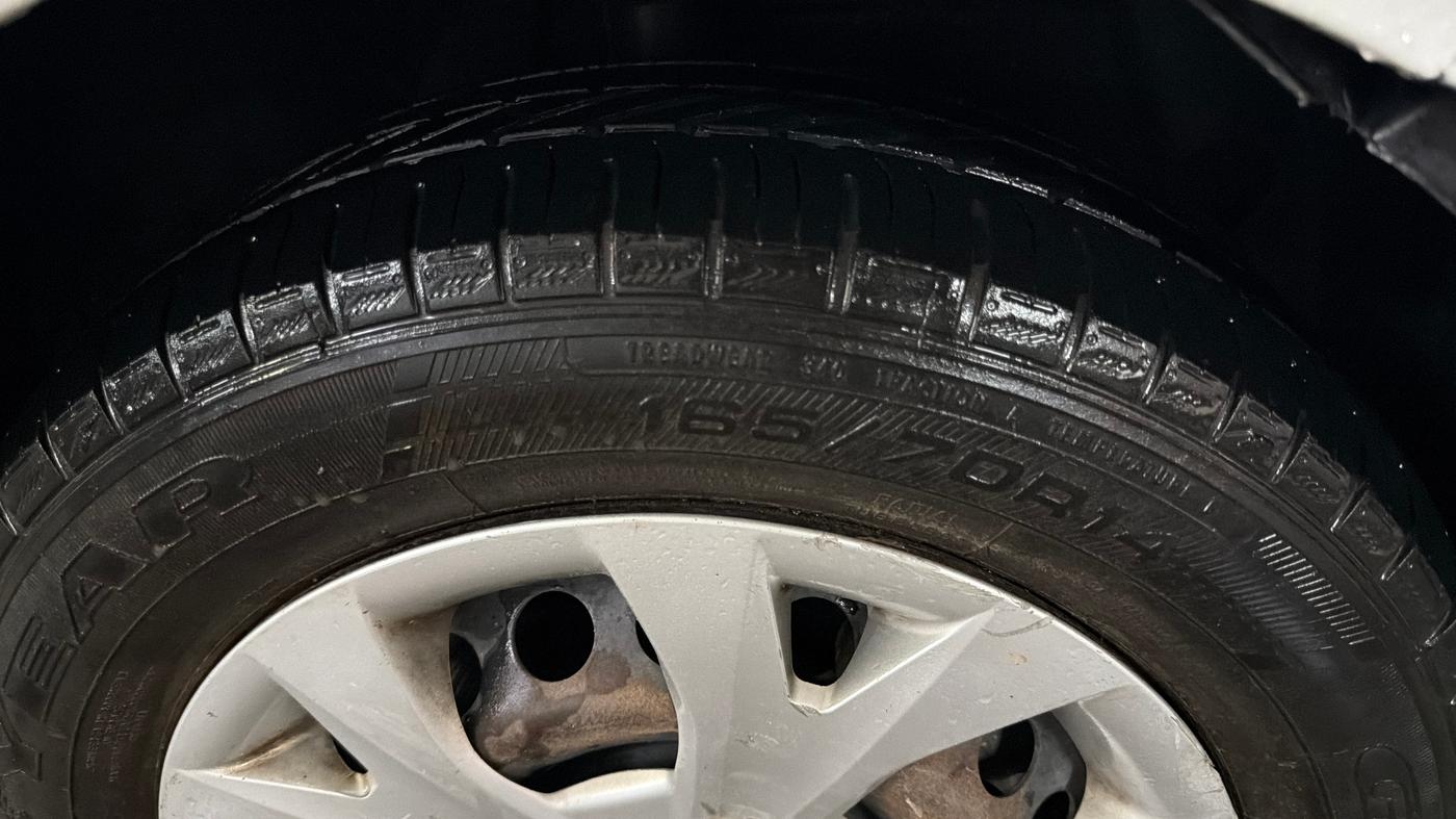 2016 Hyundai Grand i10 MAGNA 1.2 KAPPA VTVT, CNG, Manual, 1,27,403 km, Right Front Tyre Tread