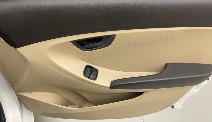 2015 Hyundai Eon MAGNA +, Petrol, Manual, 1,05,271 km, Driver Side Door Panels Control