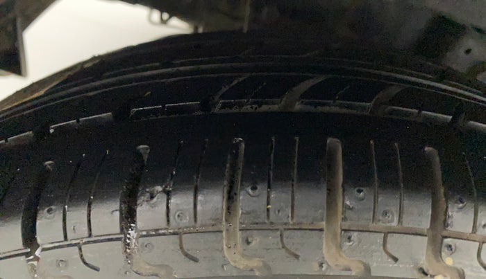 2015 Hyundai Eon MAGNA +, Petrol, Manual, 1,05,271 km, Right Rear Tyre Tread