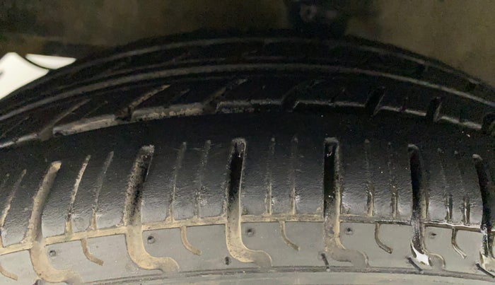 2015 Hyundai Eon MAGNA +, Petrol, Manual, 1,05,271 km, Left Front Tyre Tread
