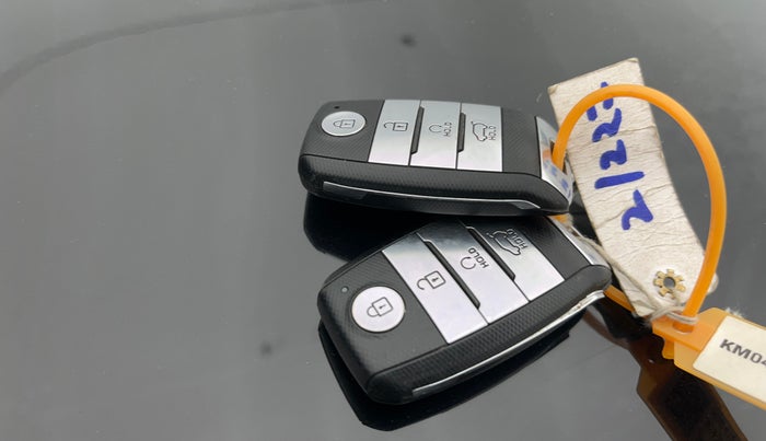 2022 KIA CARENS LUXURY PLUS 1.4 PETROL DCT 7 STR, Petrol, Automatic, 63,035 km, Key Close Up