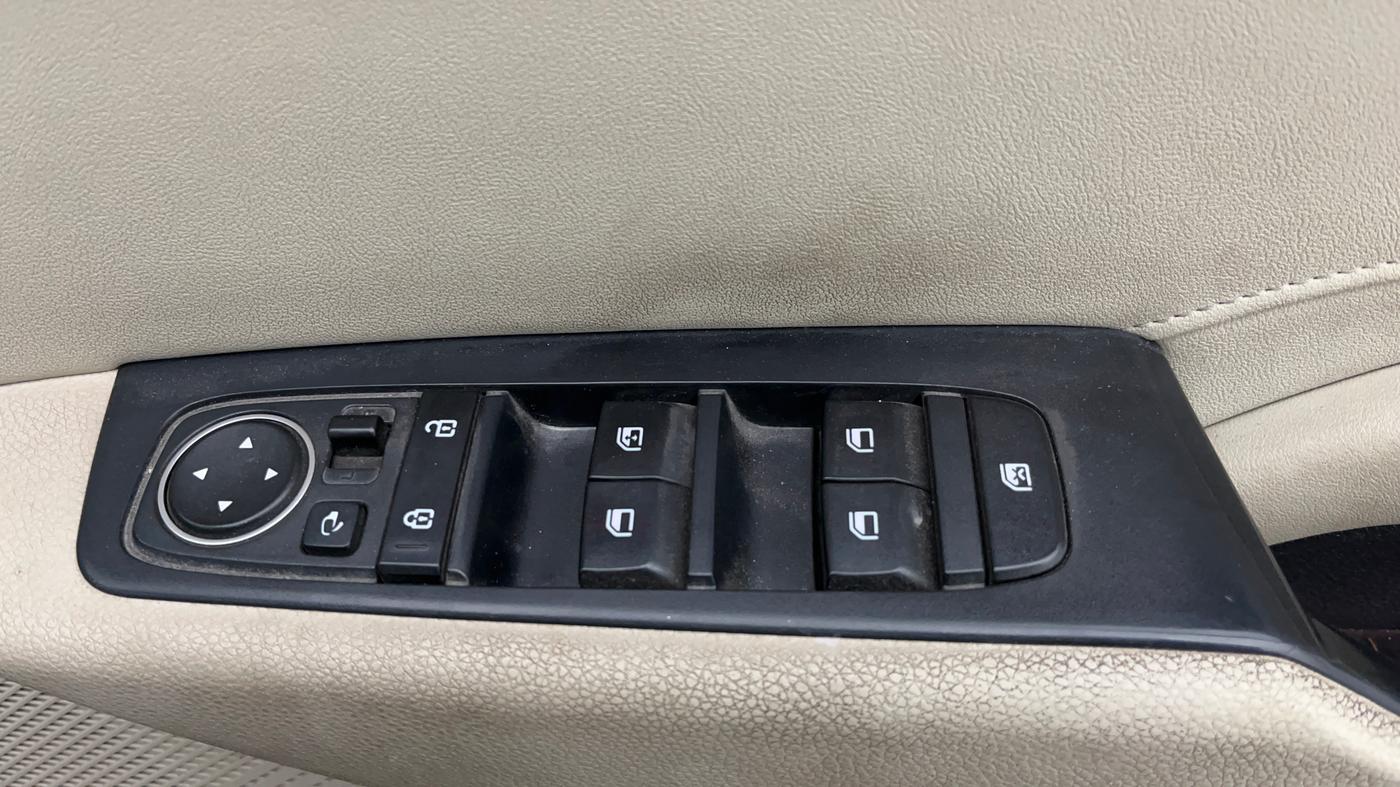2022 KIA CARENS LUXURY PLUS 1.4 PETROL DCT 7 STR, Petrol, Automatic, 63,105 km, Driver Side Door Panels Control