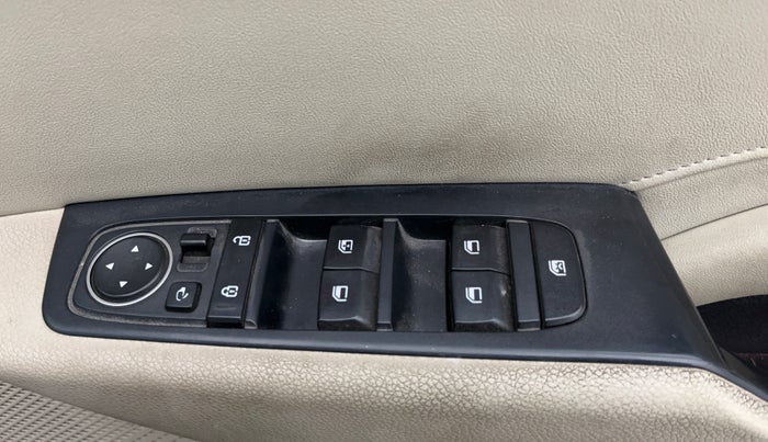 2022 KIA CARENS LUXURY PLUS 1.4 PETROL DCT 7 STR, Petrol, Automatic, 63,035 km, Driver Side Door Panels Control