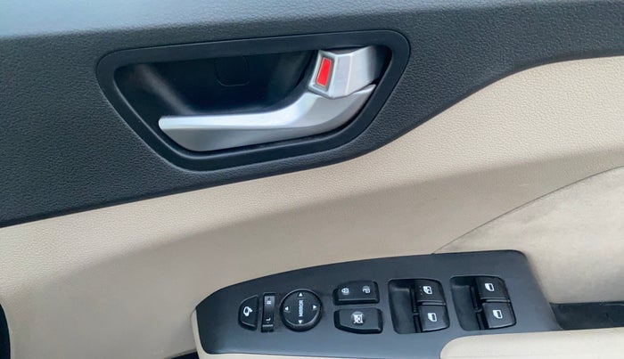 2019 Hyundai Verna 1.6 VTVT SX, Petrol, Manual, 93,601 km, Driver Side Door Panels Control