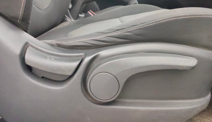 2016 Hyundai Creta SX PLUS 1.6 PETROL, Petrol, Manual, 79,801 km, Driver Side Adjustment Panel