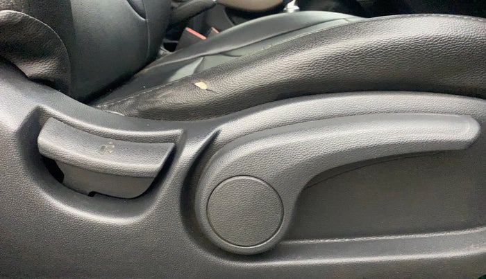 2018 Hyundai Elite i20 SPORTZ 1.2, Petrol, Manual, 1,06,107 km, Driver Side Adjustment Panel