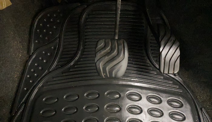 2018 Renault Kwid RXT 1.0 AMT (O), Petrol, Automatic, 30,013 km, Pedals