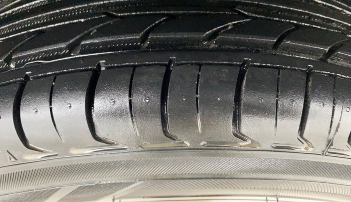 2018 Renault Kwid RXT 1.0 AMT (O), Petrol, Automatic, 30,013 km, Right Front Tyre Tread