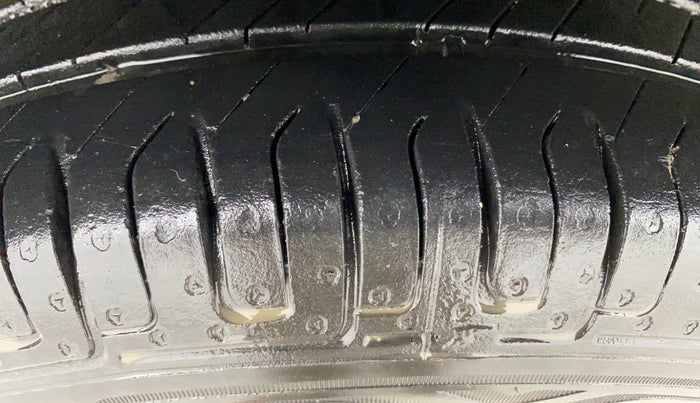 2018 Renault Kwid RXT 1.0 AMT (O), Petrol, Automatic, 30,013 km, Right Rear Tyre Tread