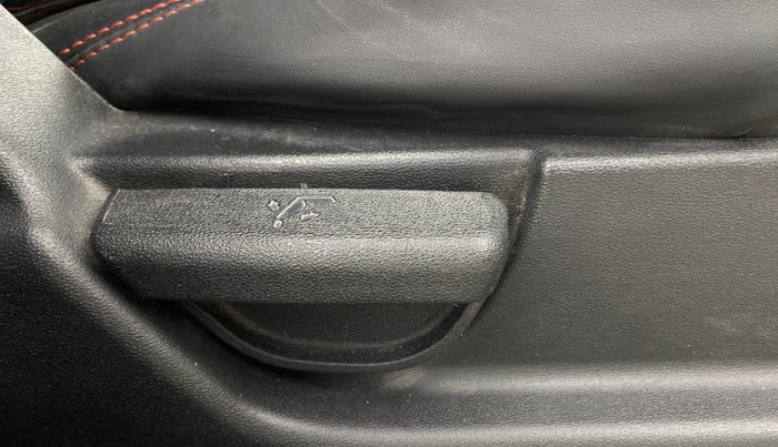 2013 Hyundai i20 MAGNA 1.2, Petrol, Manual, 61,580 km, Driver Side Adjustment Panel