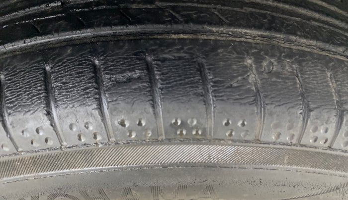 2013 Hyundai i20 MAGNA 1.2, Petrol, Manual, 61,580 km, Right Front Tyre Tread