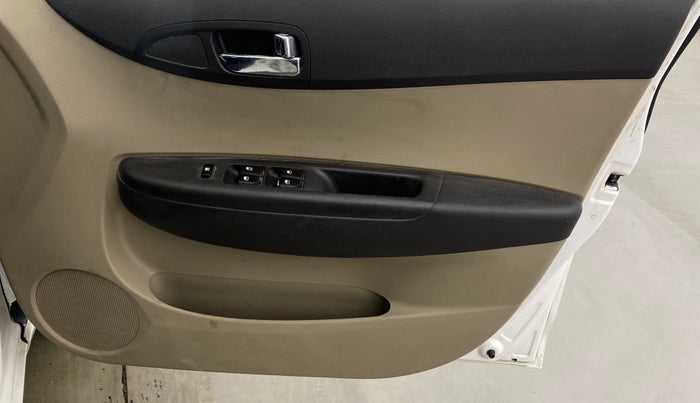 2013 Hyundai i20 MAGNA 1.2, Petrol, Manual, 61,580 km, Driver Side Door Panels Control