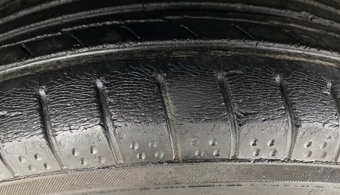 2013 Hyundai i20 MAGNA 1.2, Petrol, Manual, 61,580 km, Left Front Tyre Tread