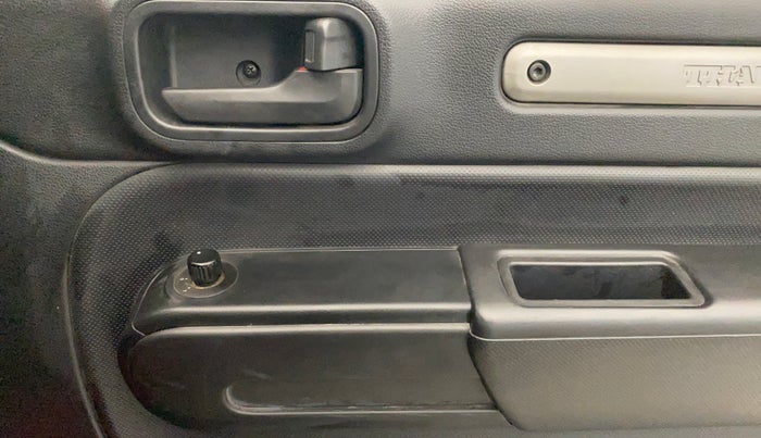 2021 Mahindra Thar LX HARD TOP 4WD MT, Diesel, Manual, 34,319 km, Driver Side Door Panels Control