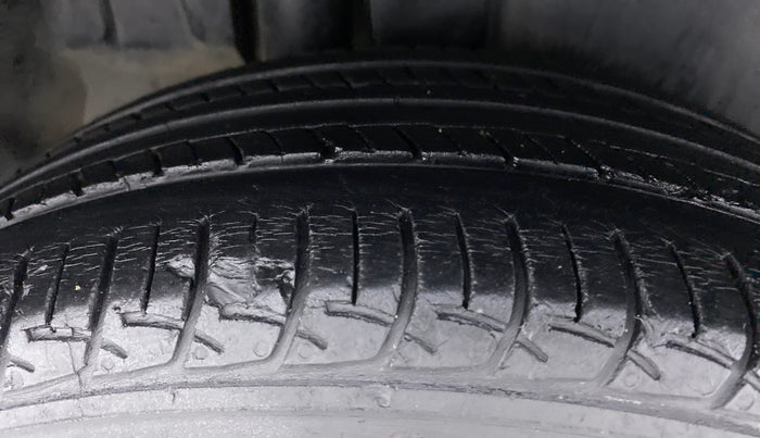 2017 Maruti Ertiga ZDI PLUS SHVS, Diesel, Manual, 67,211 km, Right Rear Tyre Tread