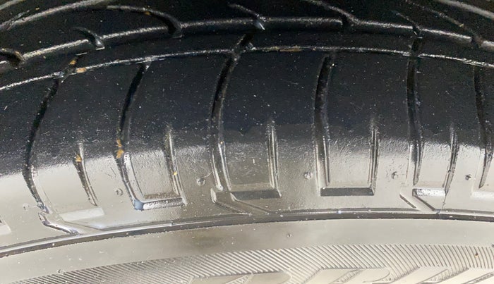 2024 Mahindra XUV300 W8 (O) 1.2 PETROL AMT, Petrol, Automatic, 17,792 km, Left Front Tyre Tread