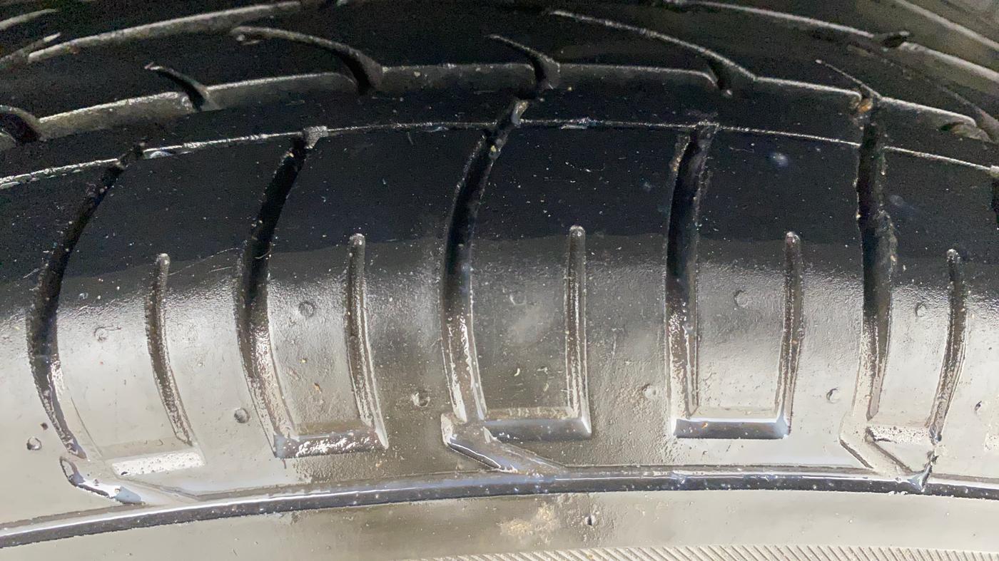 2024 Mahindra XUV300 W8 (O) 1.2 PETROL AMT, Petrol, Automatic, 17,821 km, Left Rear Tyre Tread