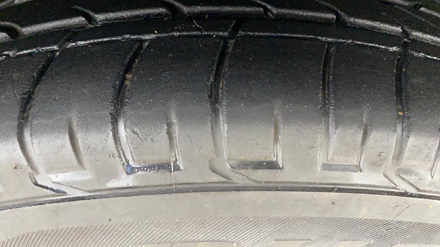 2024 Mahindra XUV300 W8 (O) 1.2 PETROL AMT, Petrol, Automatic, 17,821 km, Right Front Tyre Tread