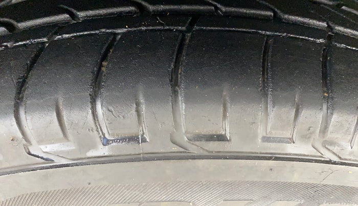 2024 Mahindra XUV300 W8 (O) 1.2 PETROL AMT, Petrol, Automatic, 17,792 km, Right Front Tyre Tread