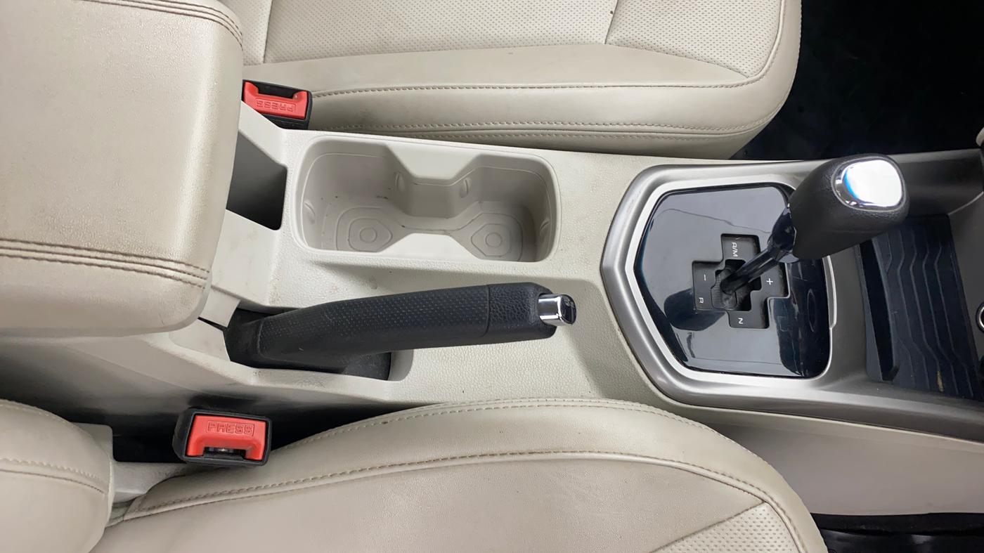 2024 Mahindra XUV300 W8 (O) 1.2 PETROL AMT, Petrol, Automatic, 17,821 km, Gear Lever