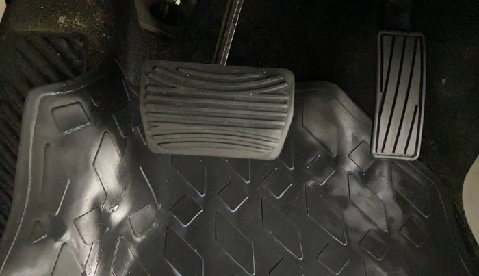 2024 Mahindra XUV300 W8 (O) 1.2 PETROL AMT, Petrol, Automatic, 17,792 km, Pedals