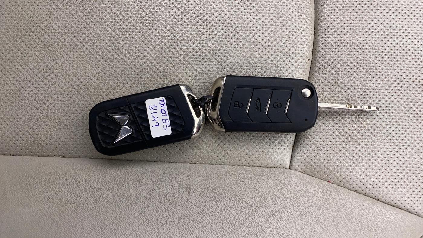 2024 Mahindra XUV300 W8 (O) 1.2 PETROL AMT, Petrol, Automatic, 17,821 km, Key Close Up