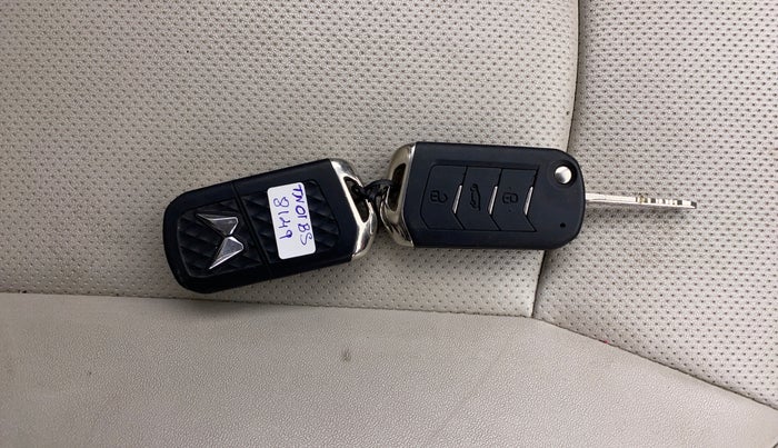 2024 Mahindra XUV300 W8 (O) 1.2 PETROL AMT, Petrol, Automatic, 17,792 km, Key Close Up