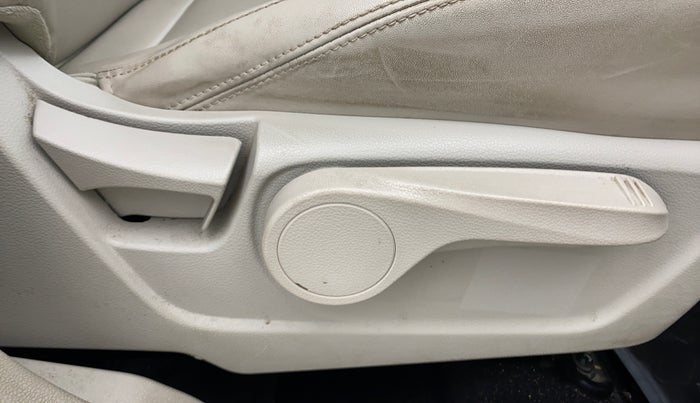 2024 Mahindra XUV300 W8 (O) 1.2 PETROL AMT, Petrol, Automatic, 17,792 km, Driver Side Adjustment Panel