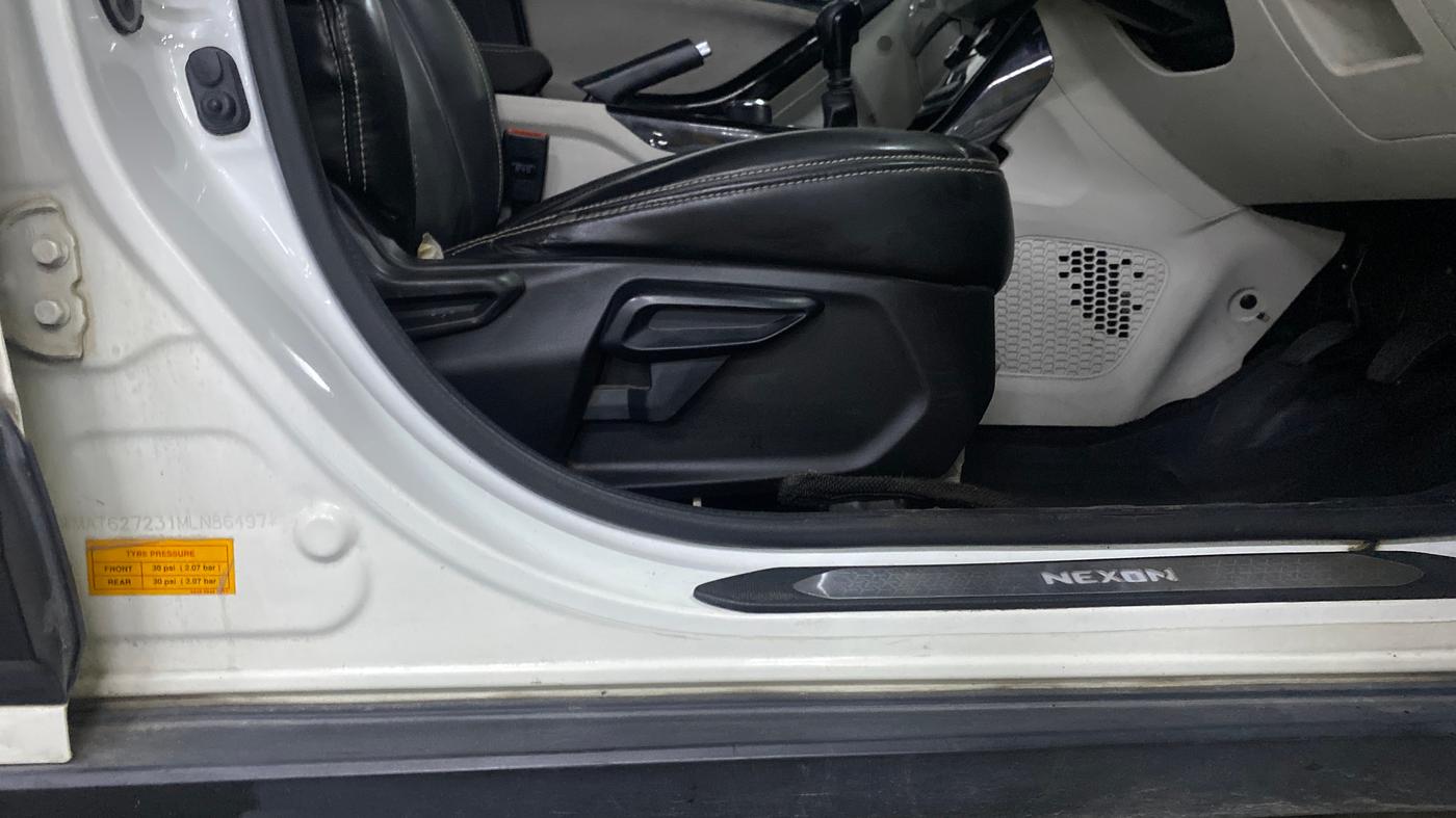 2021 Tata NEXON XZ PLUS PETROL SUNROOF, CNG, Manual, 46,453 km, Driver Side Adjustment Panel