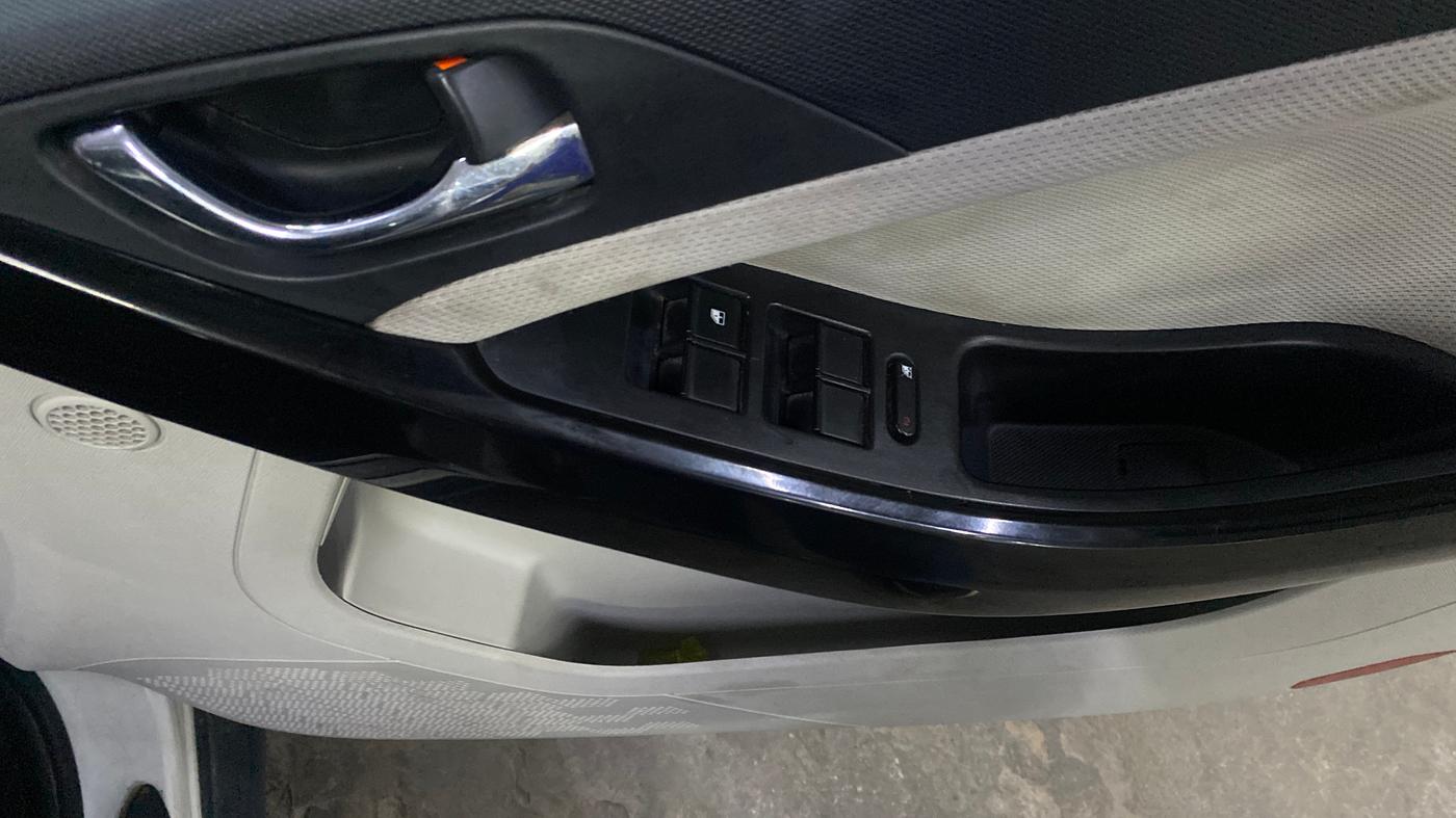 2021 Tata NEXON XZ PLUS PETROL SUNROOF, CNG, Manual, 46,453 km, Driver Side Door Panels Control