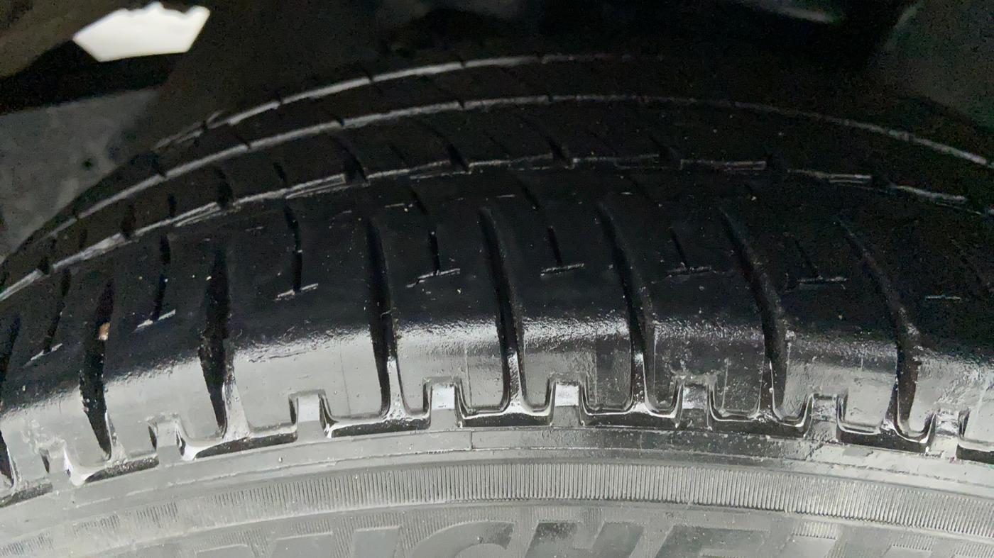 2014 Toyota Innova 2.5 VX 8 STR BS IV, Diesel, Manual, 70,285 km, Right Front Tyre Tread