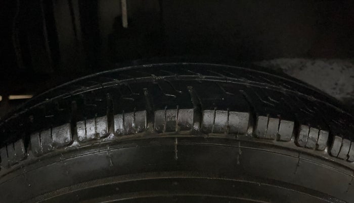 2015 Maruti Swift Dzire LXI, Petrol, Manual, 68,694 km, Right Rear Tyre Tread