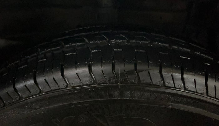 2015 Maruti Swift Dzire LXI, Petrol, Manual, 68,694 km, Right Front Tyre Tread