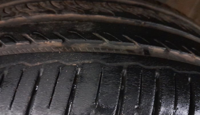 2013 Honda Brio S MT, Petrol, Manual, 64,188 km, Left Front Tyre Tread