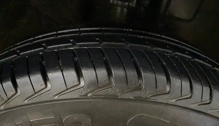 2017 Renault Kwid RXL 1.0, Petrol, Manual, 82,364 km, Right Front Tyre Tread