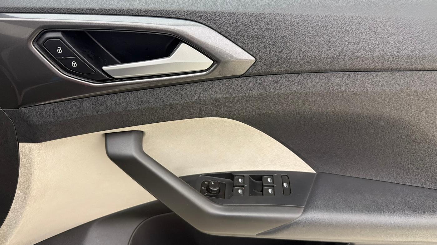 2022 Volkswagen TAIGUN TOPLINE 1.0 TSI MT, Petrol, Manual, 1,20,479 km, Driver Side Door Panels Control