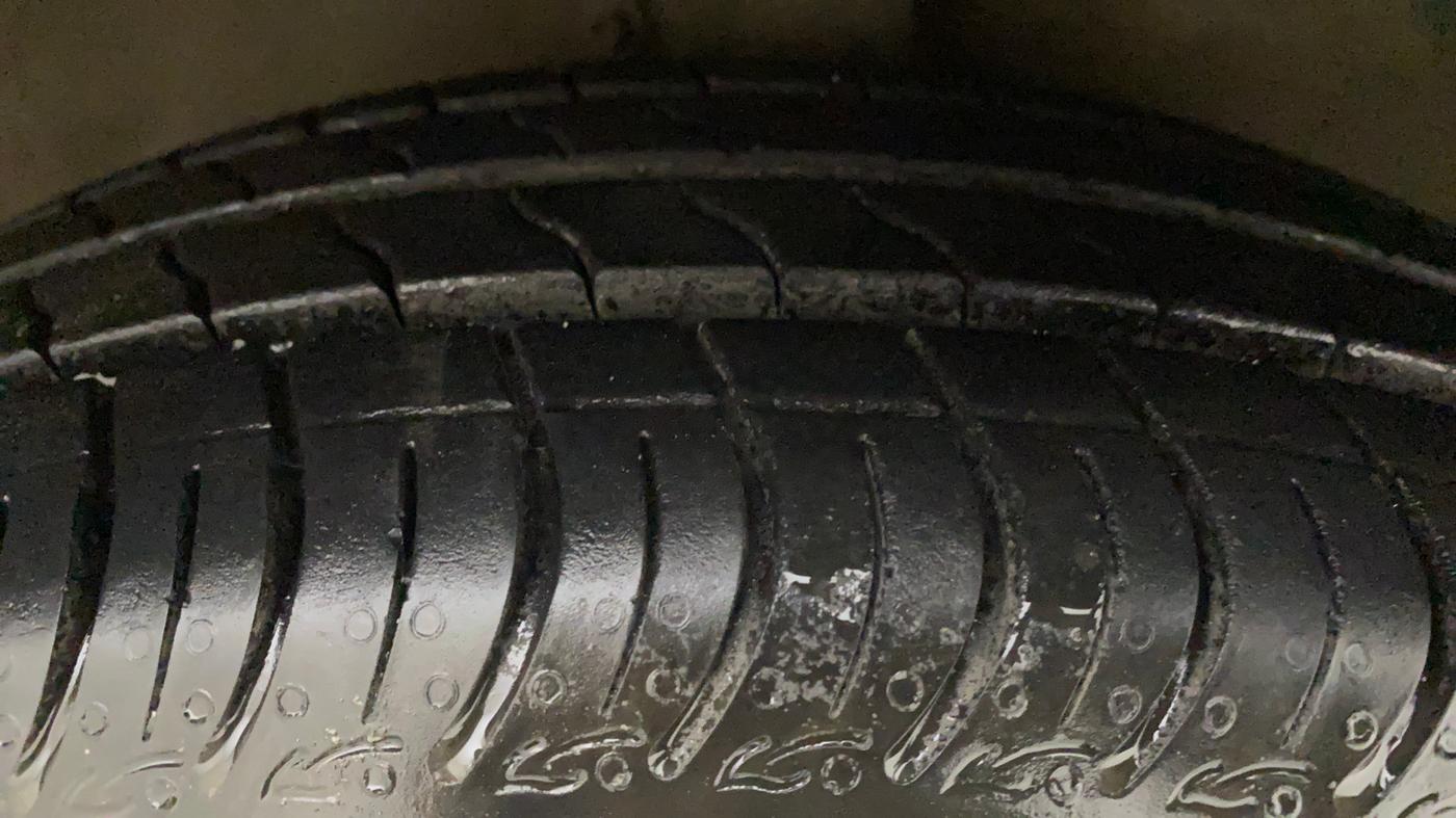 2015 Maruti Celerio VXI CNG, CNG, Manual, 73,915 km, Right Front Tyre Tread