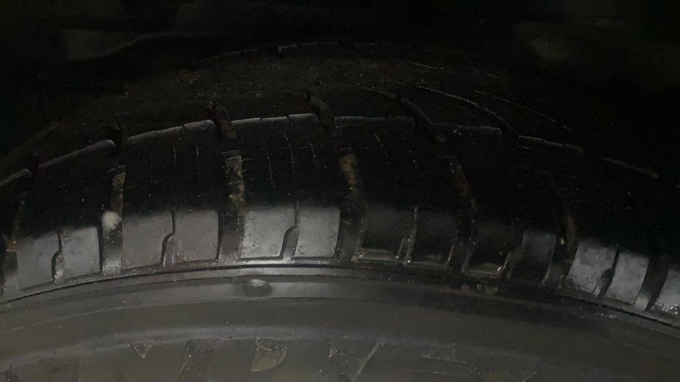 2017 Tata Hexa XT 4X2 6 STR, Diesel, Manual, 66,821 km, Right Rear Tyre Tread