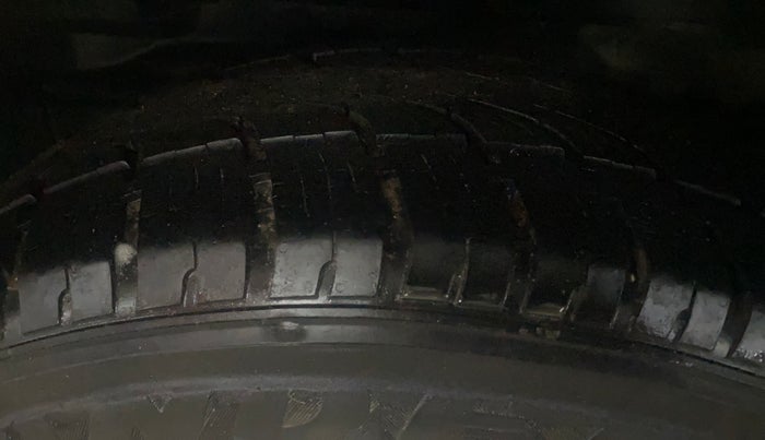 2017 Tata Hexa XT 4X2 6 STR, Diesel, Manual, 66,821 km, Right Rear Tyre Tread