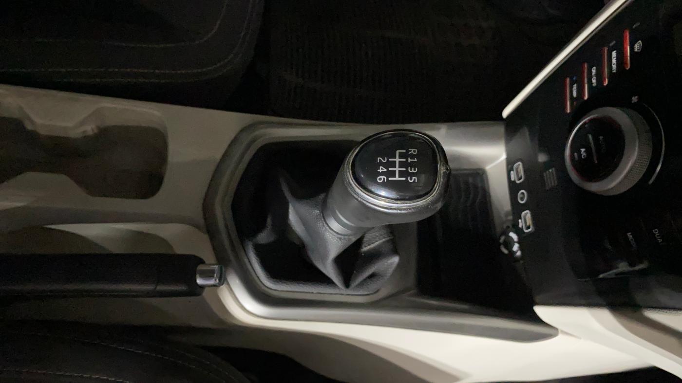2023 Mahindra XUV300 W8 1.2 PETROL, Petrol, Manual, 22,230 km, Gear Lever